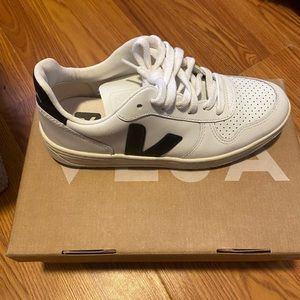 Veja V-10 Leather